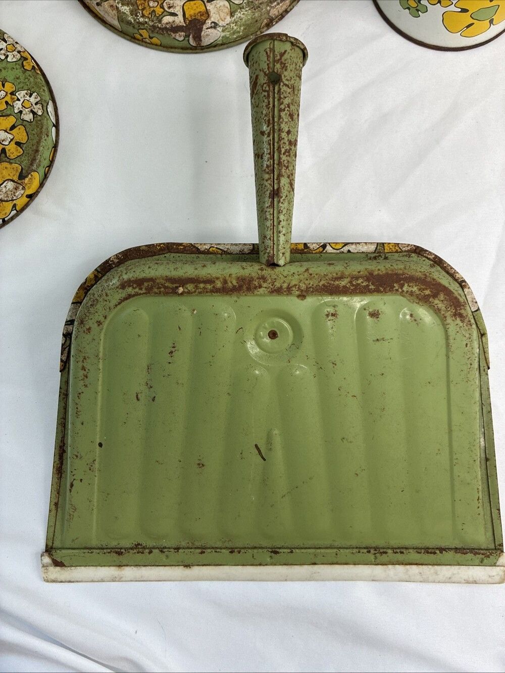 Ballonoff Daisy Tin Set Canister Dustpan Avocado Green Yellow Flower Rusty Vtg - Picture 7 of 16